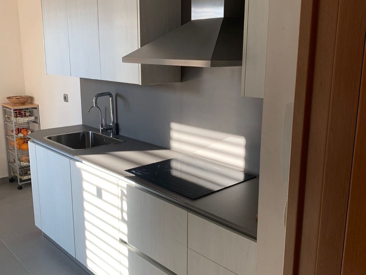 cocina nueva color gris con blanco